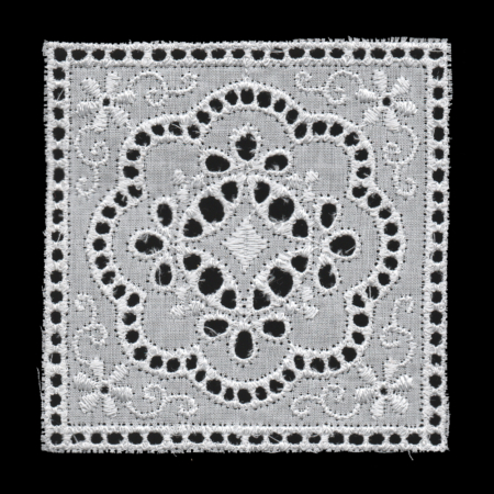 Quadrati pizzo San Gallo colore bianco misura fiore a intaglio
